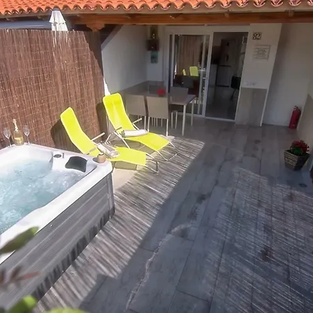 Dom wakacyjny Charming House